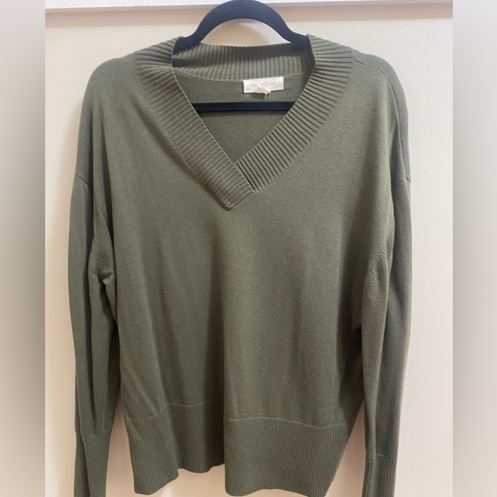 Sz XL army green Treasure and Bond V- neck sweater.